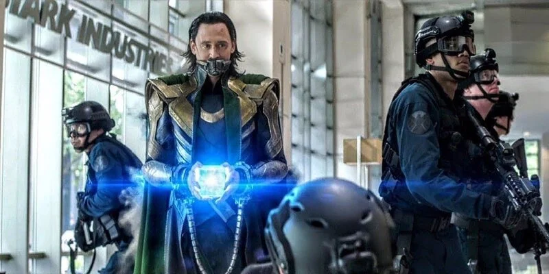 Loki roba el Teseracto en Vengadores Endgame