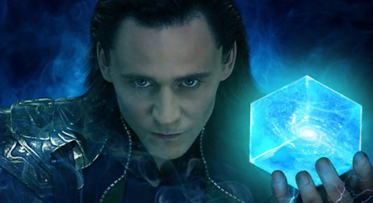 Loki y el Teseracto en Los Vengadores